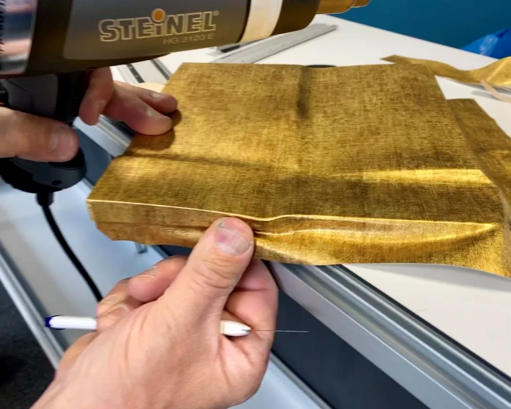 Interieurfolie wrap op een 3D onregelmatige ondergrond gewrapped door cursist tijdens praktijkoefening bij de Appcademy training interieurfolie en keukens beplakken