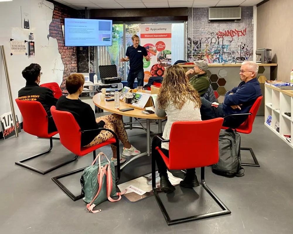 Trainer deelt praktische informatie over keuken wrapping met cursisten tijdens Appcademy opleiding cursus interieurfolie en keukens beplakken