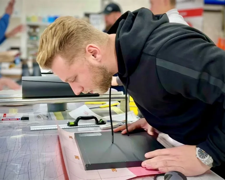 Cursist wrapt keuken front paneel tijdens Appcademy cursus: keukens Wrappen van A-Z