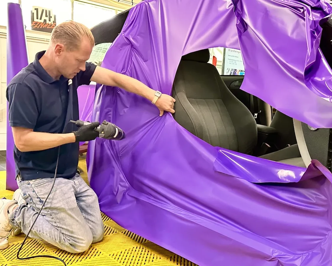 trainer wrapt instap auto tijdens carwrap masterclass