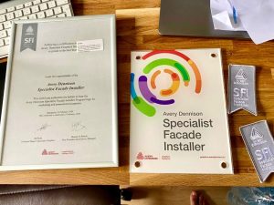 Avery Dennison Specialist Facade Installer Certificaat en schild voor aan gevel