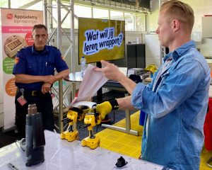 Trainer demonstreert hangreep van auto wrappen aan cursist tijdens Appcademy carwrap advanced cursus
