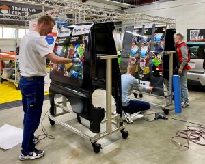 Cursisten wrappen carwrapfolie in diepe profilering bedrijfswagens tijdens Appcademy carwrap cursus