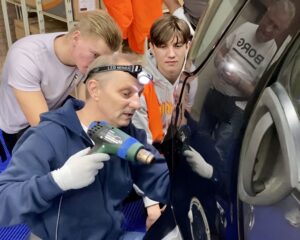 Appcademy trainer werkt samen met cursist aan carwrap