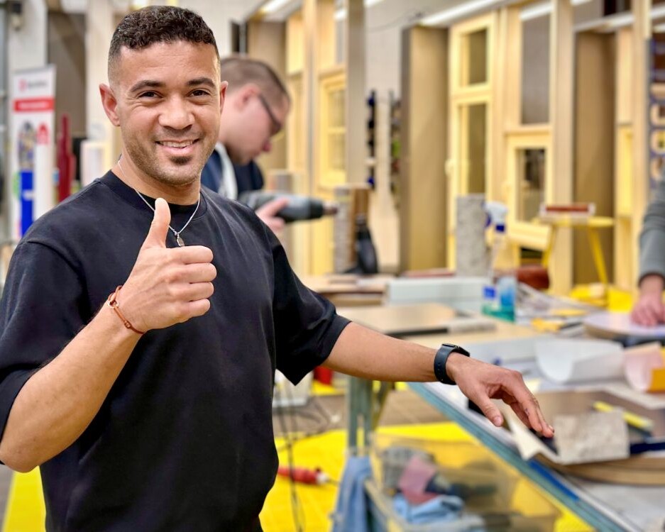 Cursist werkt interieurfolie technisch juist af op een keukenkast frontje of ladefront als praktijkoefening tijdens de Appcademy training keukens wrappen