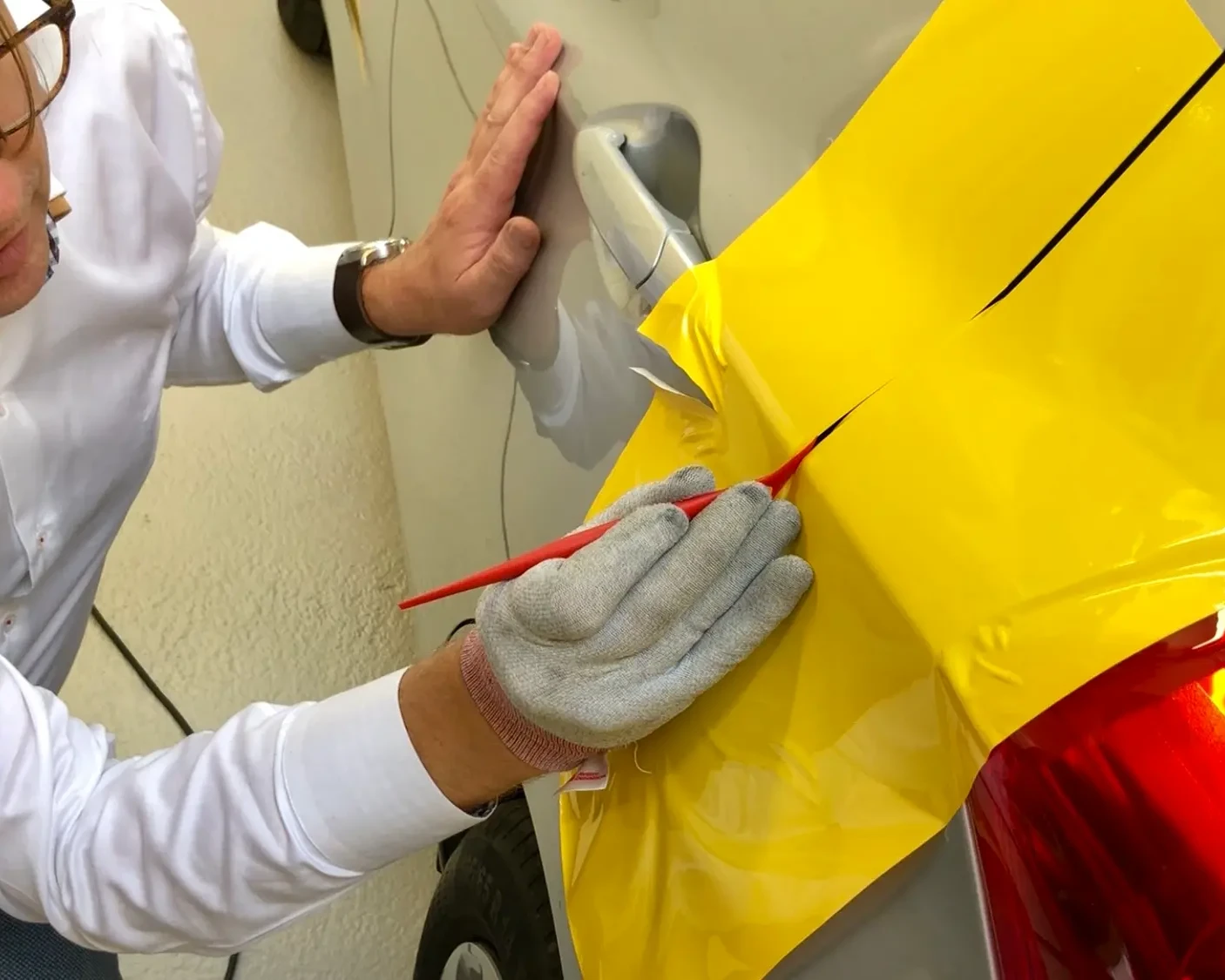 Tijdens de Appcademy training carwrap kan je deze snij-techniek uitgebreid oefenen met meerdere merken en soorten carwrapfolie