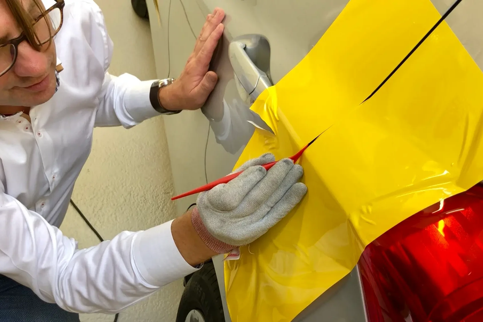 Tijdens de Appcademy training carwrap kan je deze snij-techniek uitgebreid oefenen met meerdere merken en soorten carwrapfolie