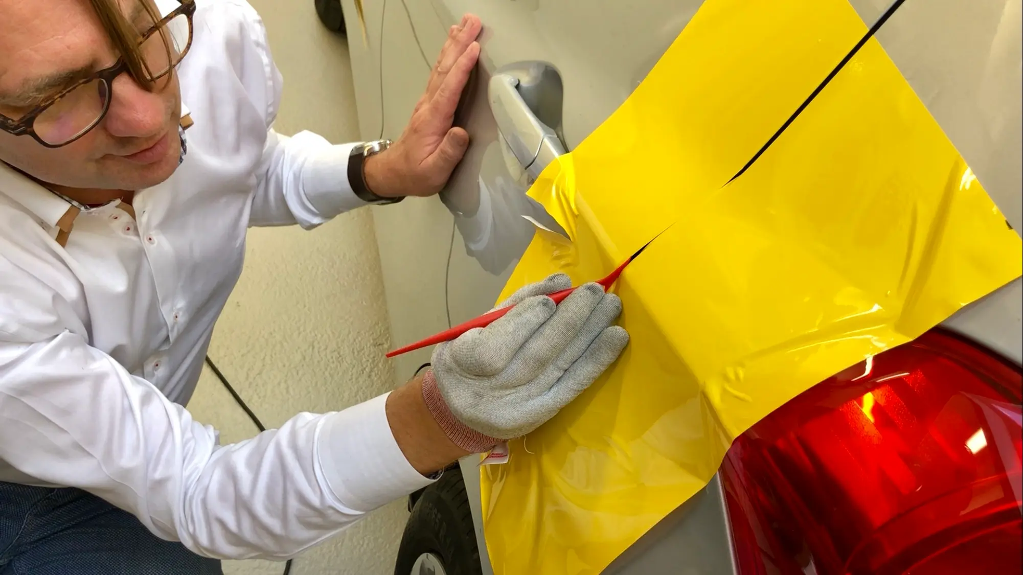 Tijdens de Appcademy training carwrap kan je deze snij-techniek uitgebreid oefenen met meerdere merken en soorten carwrapfolie
